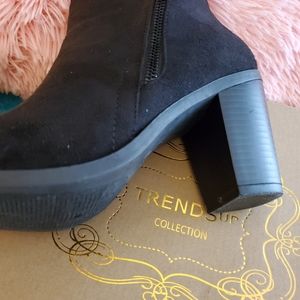 Size 9 womens faux sued black anklets with fringe